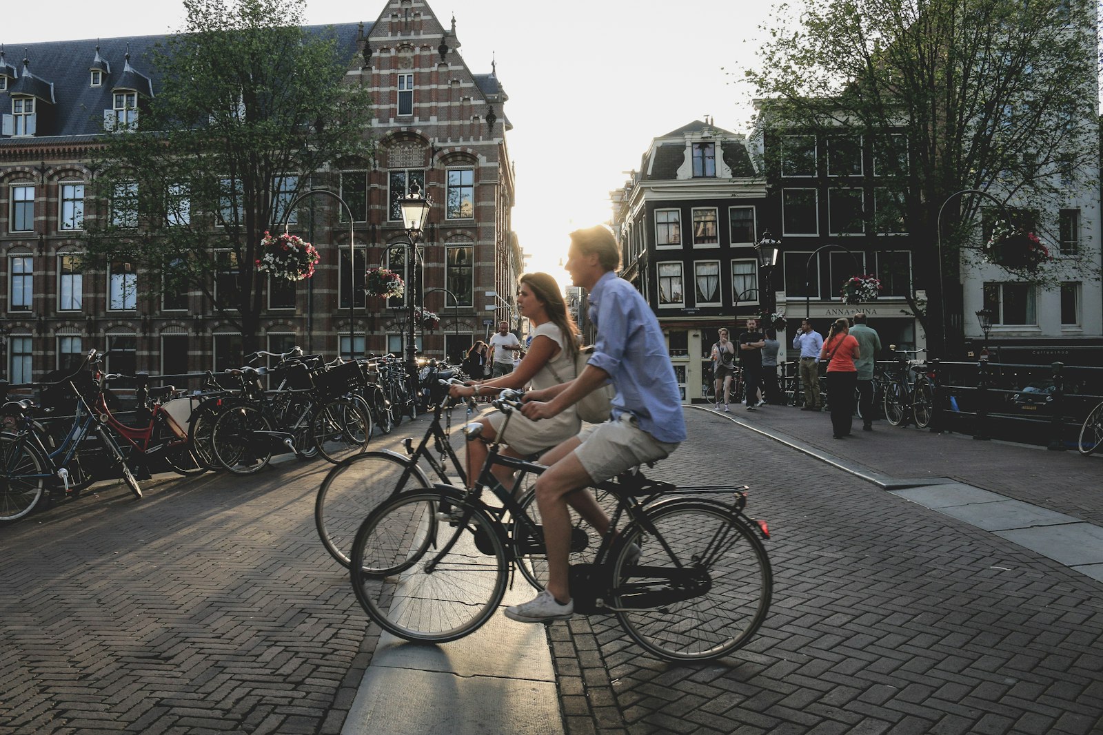 Stel in nieuwe warme keuken na verbouwing