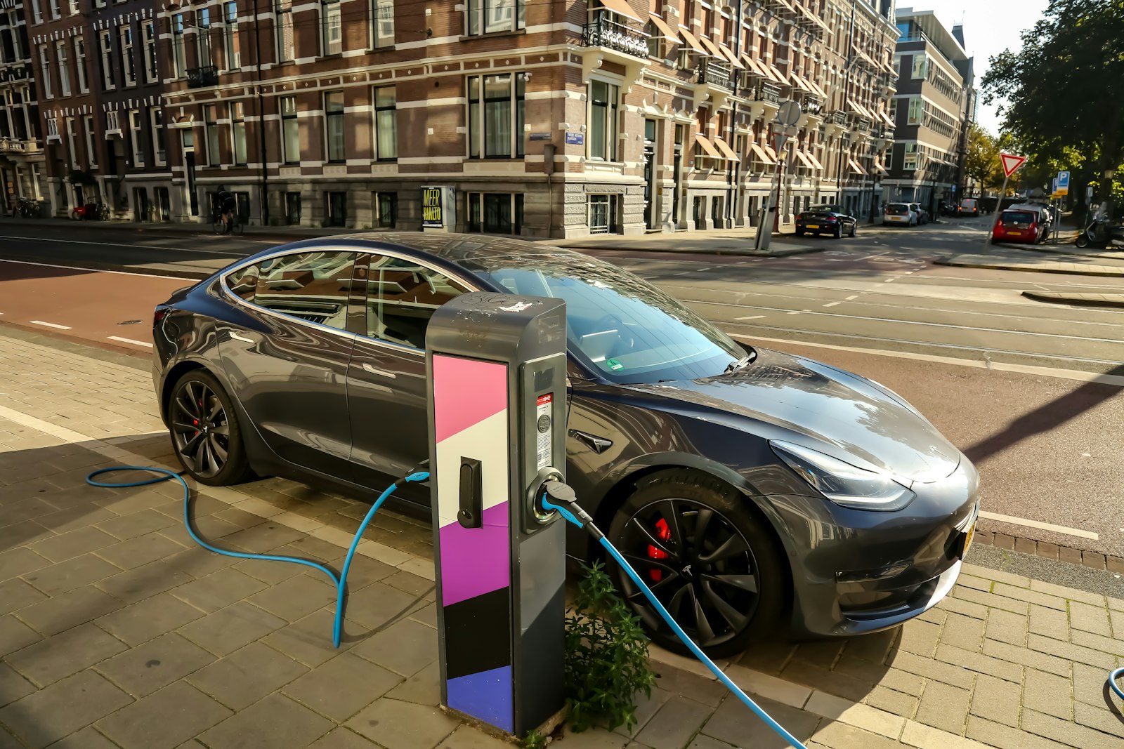 Elektrische auto wordt opgeladen