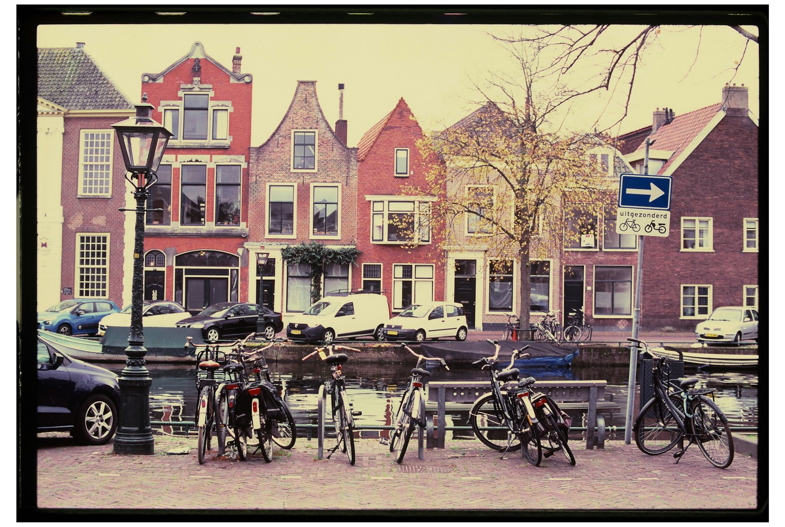 Nederlandse woning in winterse avond